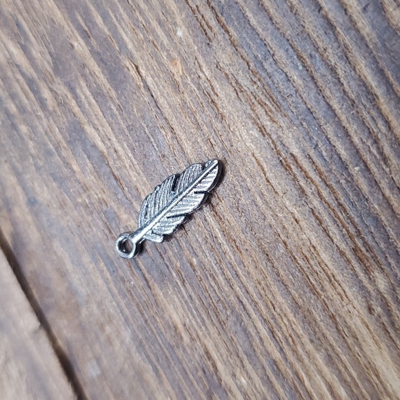 Tiny‎ delicate bohemian flowing leaf charm - Picture 1 of 2